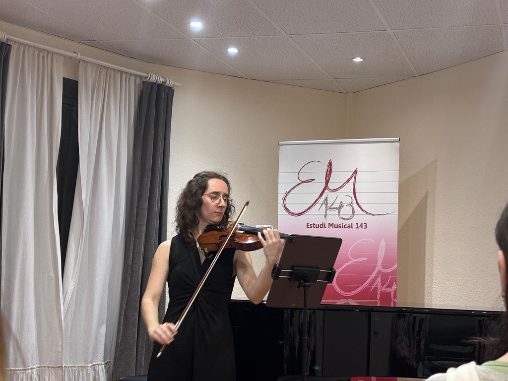 Andrea García tocant el violí en el concert a l’Estudi Musical 143.
