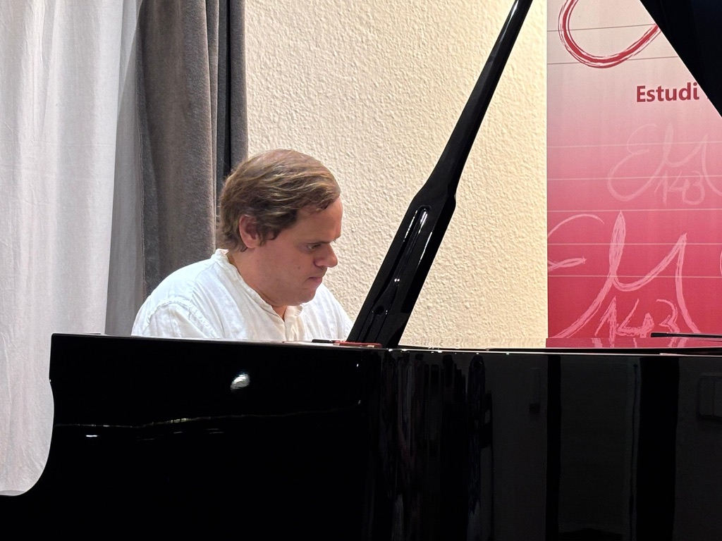 Ignasi Cambra tocant el piano en el concert a l’Estudi Musical 143.