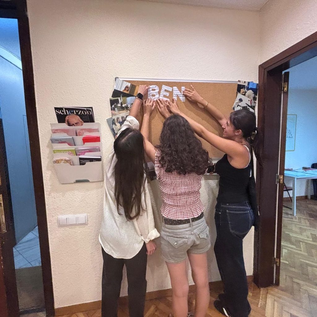 Alumnes enganxant les lletres «BEN» del missatge de benvinguda al suro de l’entrada de l’Estudi Musical 143.