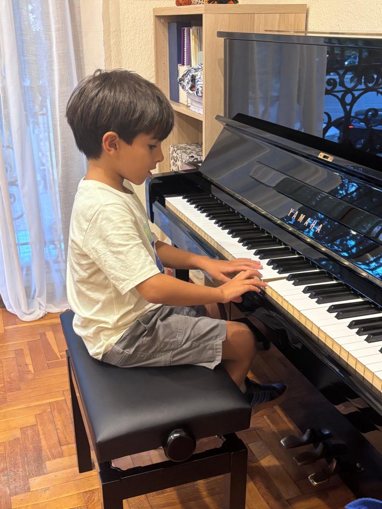 Un alumne tocant el piano amb les dues mans a l’Estudi Musical 143.