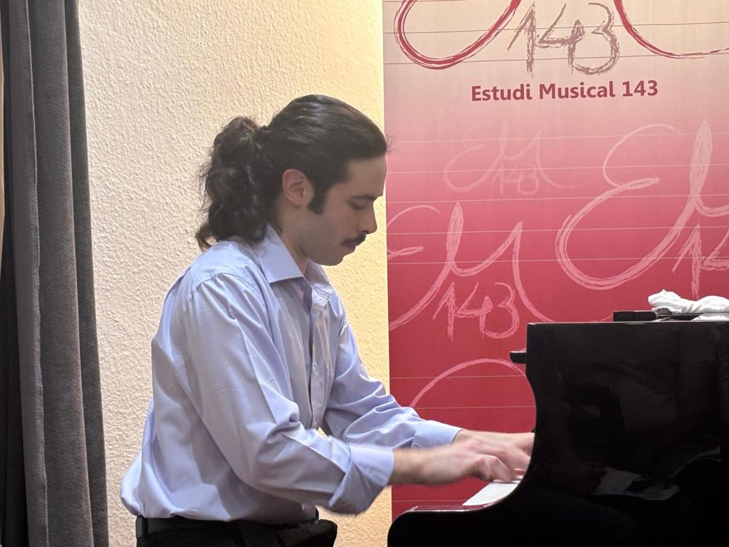 Patricio Palazzo tocant el piano en el concert a l’Estudi Musical 143.
