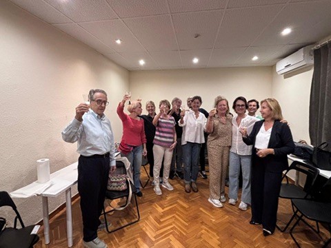 Cantaires del Cor EM 143 brindant en una aula de l’Estudi Musical 143.