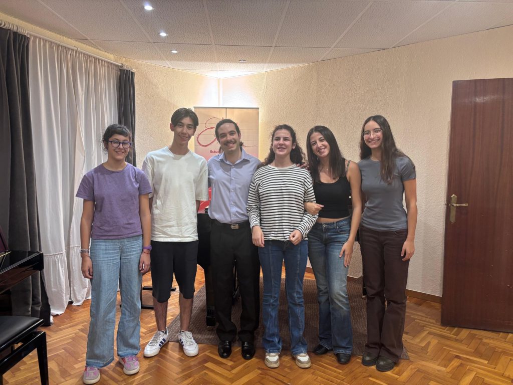 Patricio Palazzo amb alumnes de l’escola després del concert, a l’Estudi Musical 143.